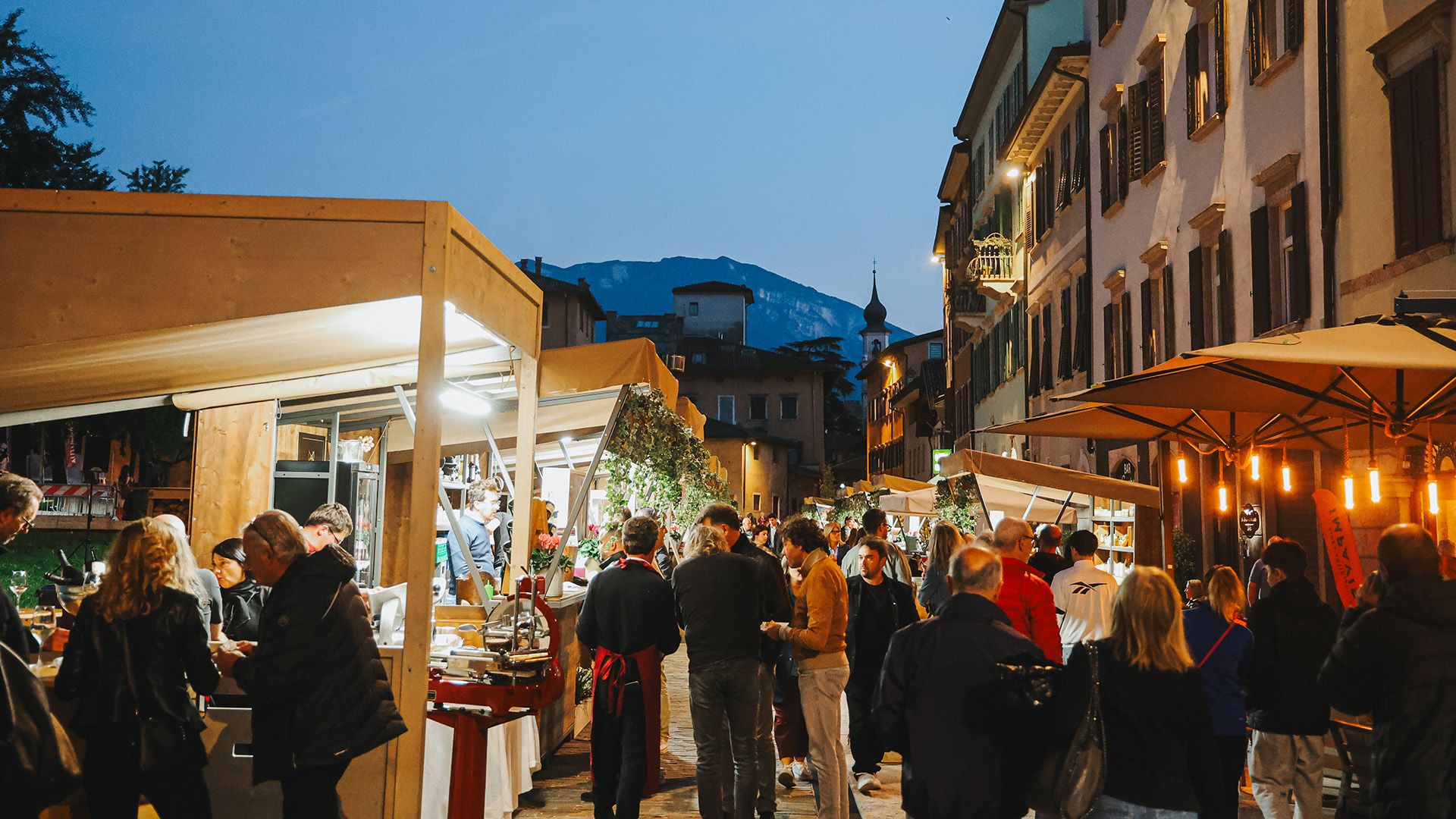 mercato piazza mostra folla sera notte atmosfera