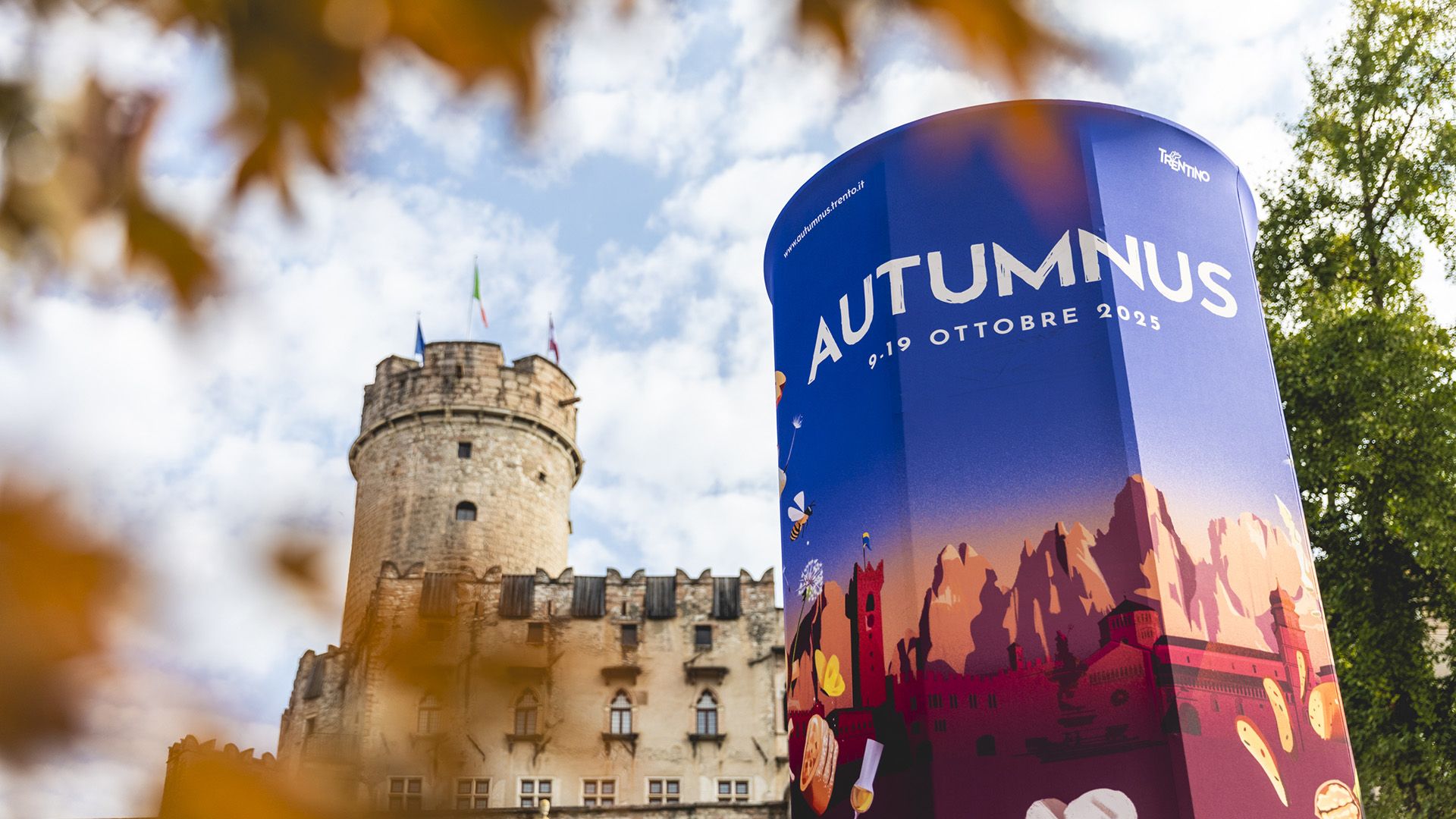 mercato piazza mostra castello totem