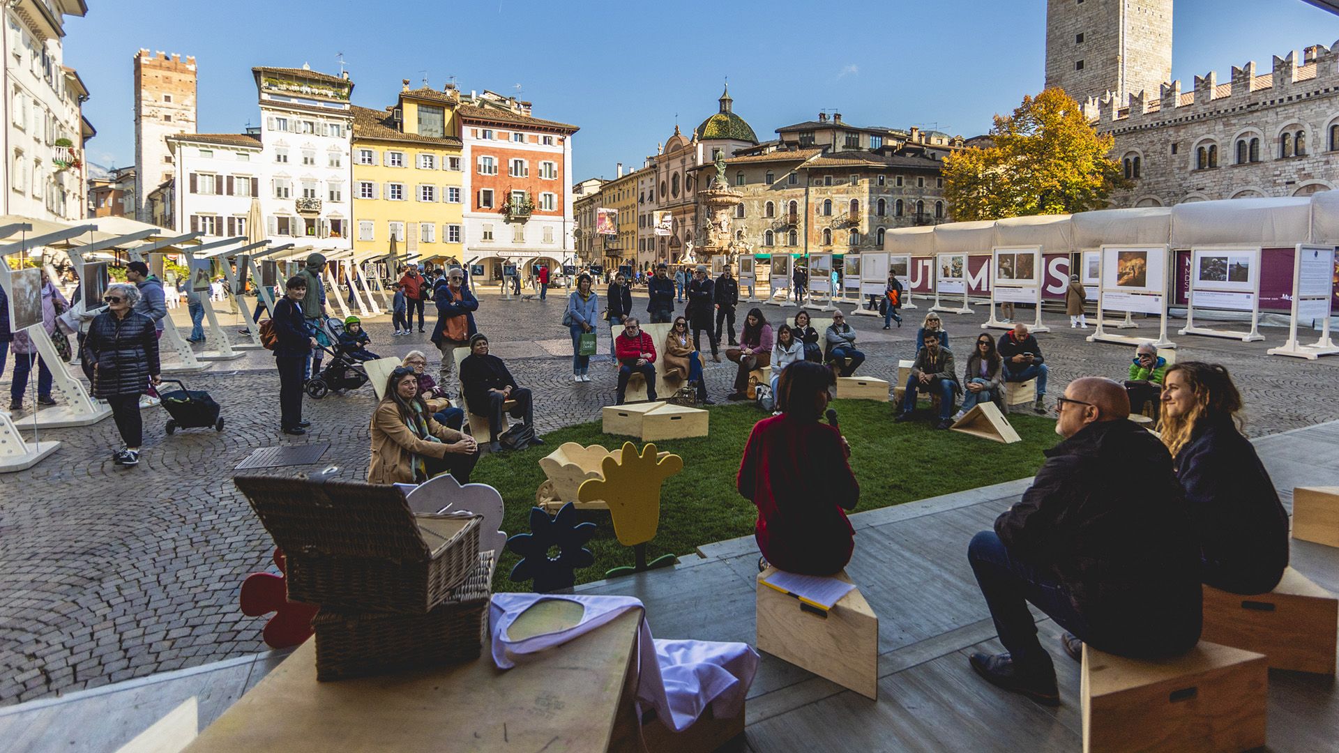    talk incontri piazza  uomo mostre cultura autumnus
