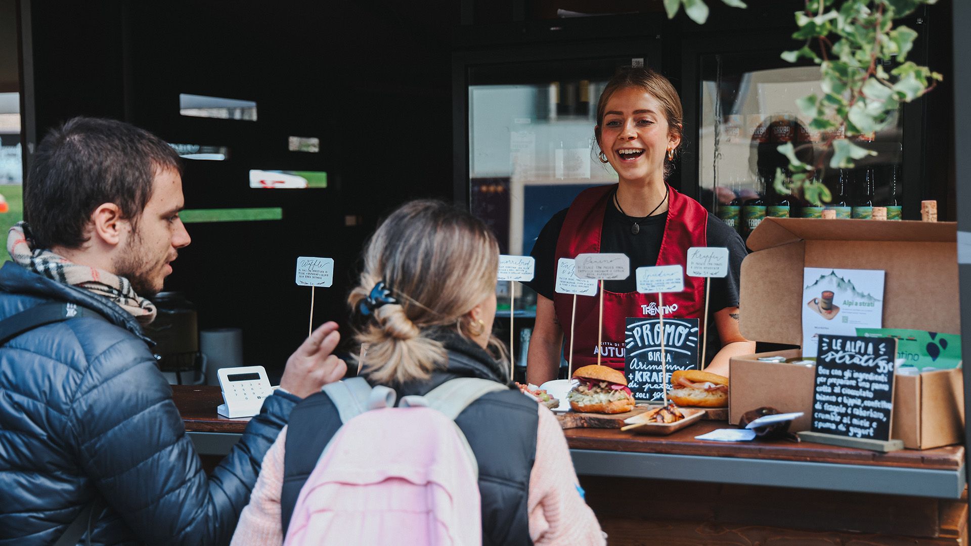 mercato piazza mostra espositori assaggio sorrisi gioia