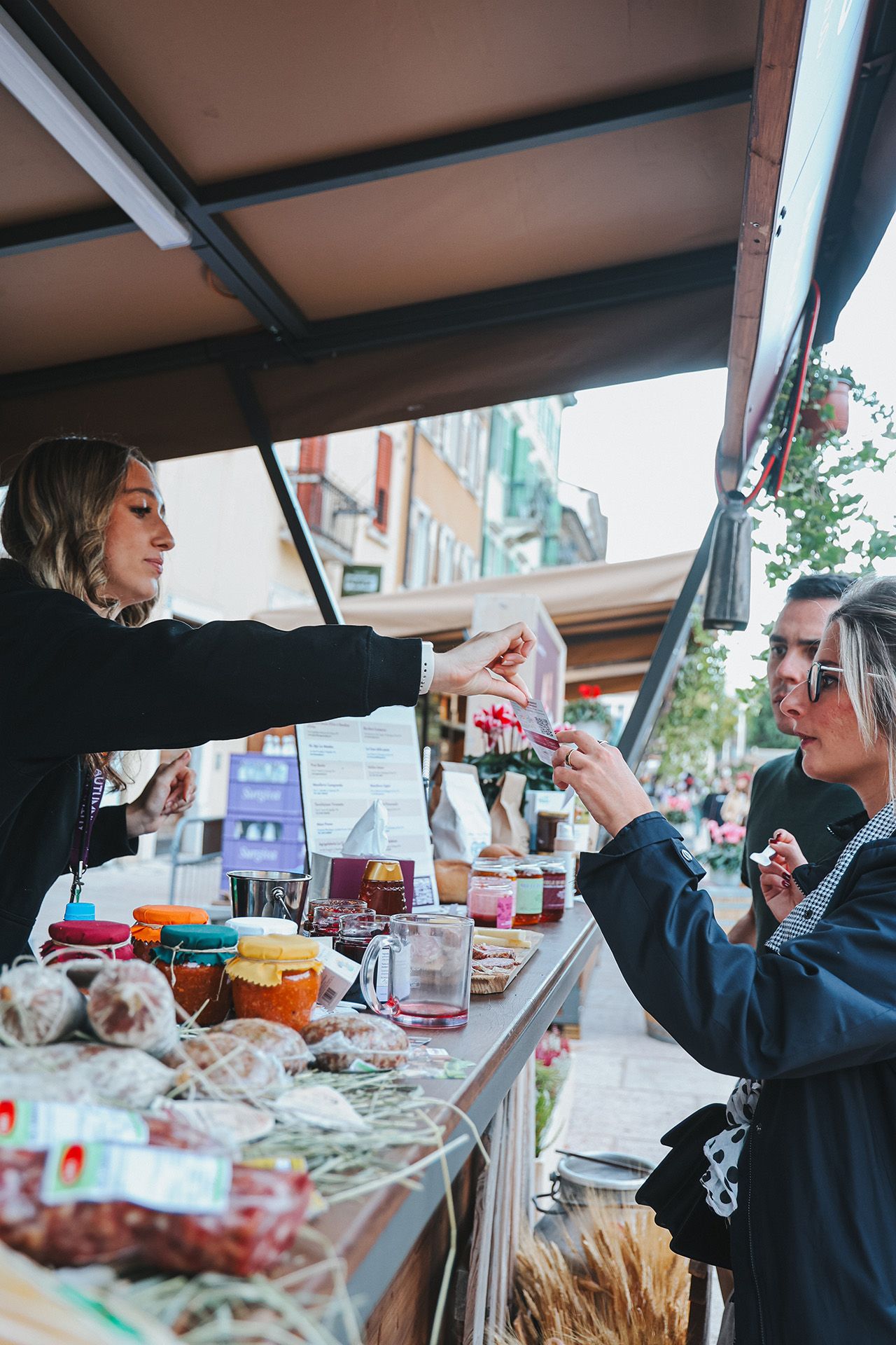 mercato piazza mostra espositori assaggi