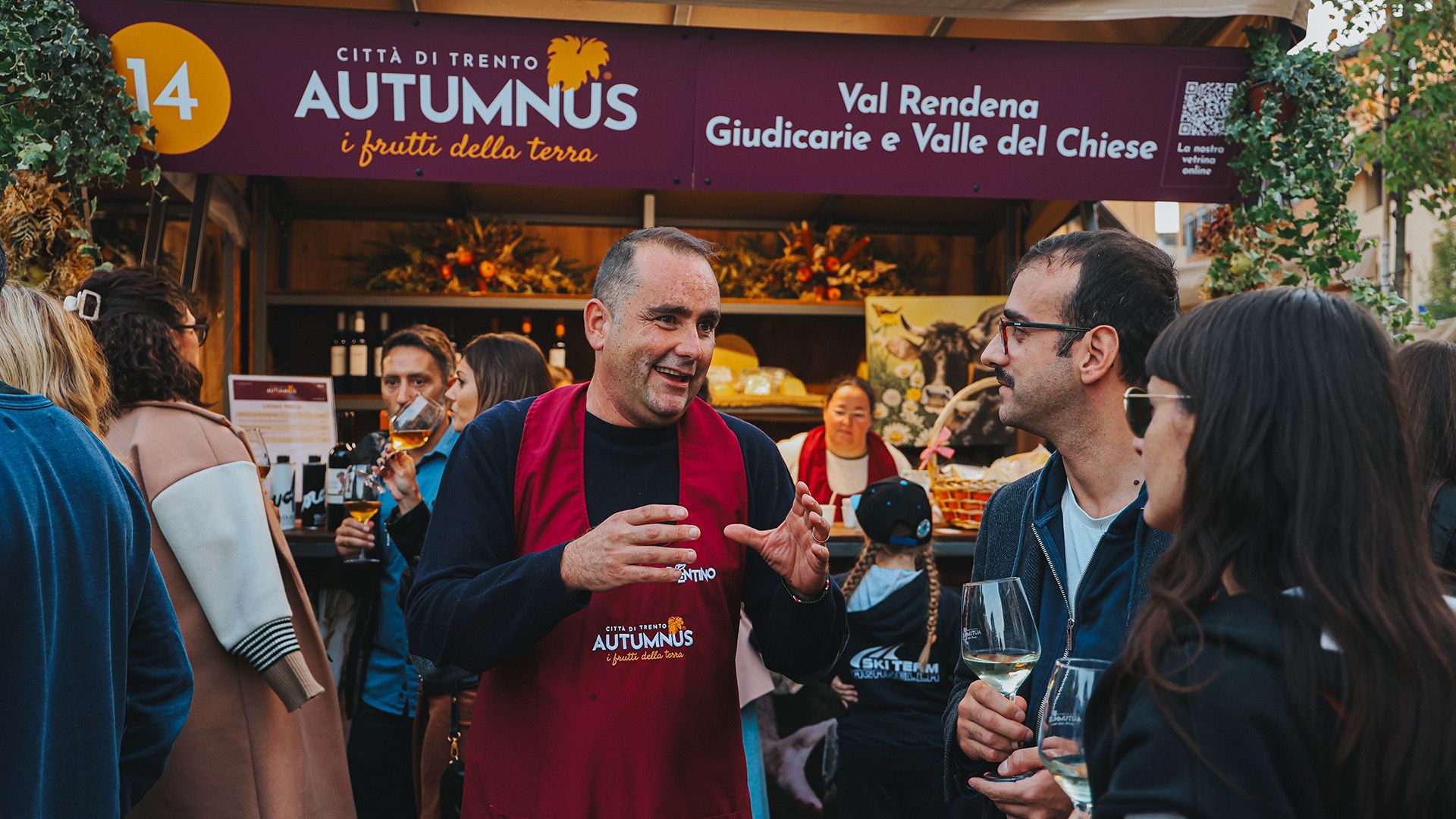 mercato piazza mostra espositori dialogo