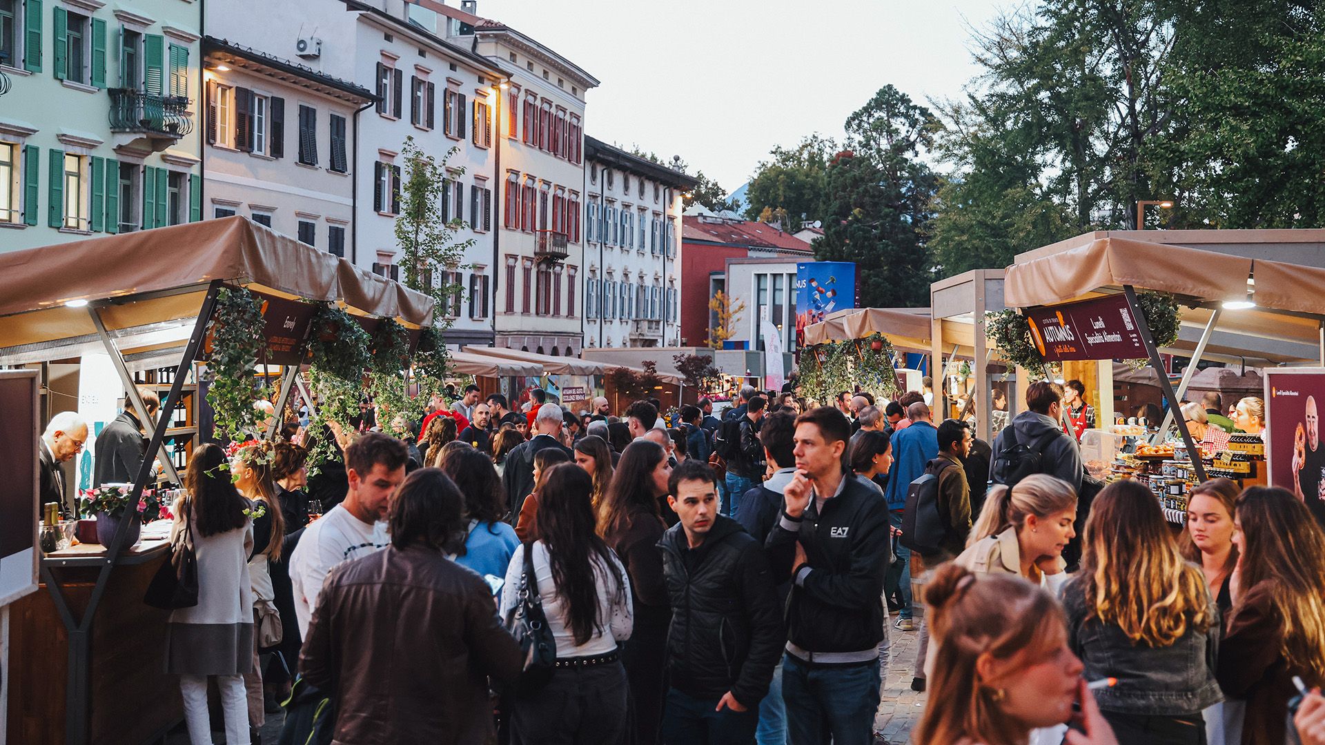   mercato folla casette espositori piazza mostra autumnus