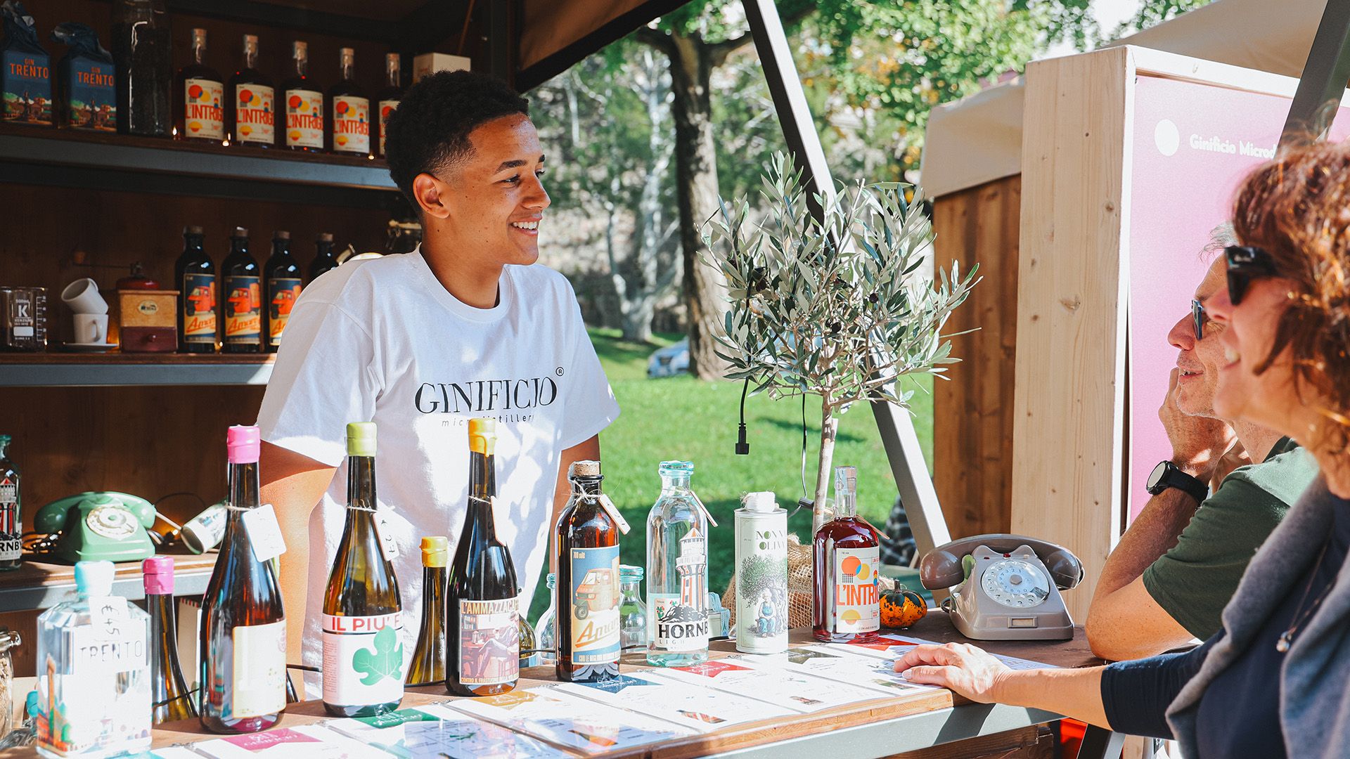 mercato piazza mostra espositori assaggio gin